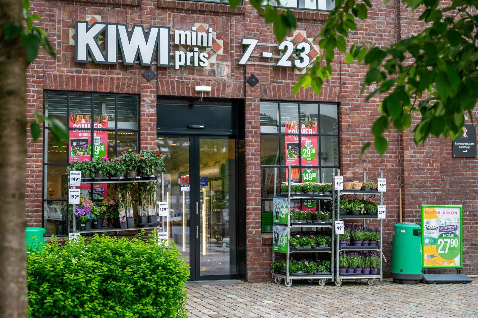 Det er kort vei til flere dagligvareforretninger og flere spisesteder som b.la. Pizzabakeren, Godt Brød og Sumo Restaurant. Galleribilde