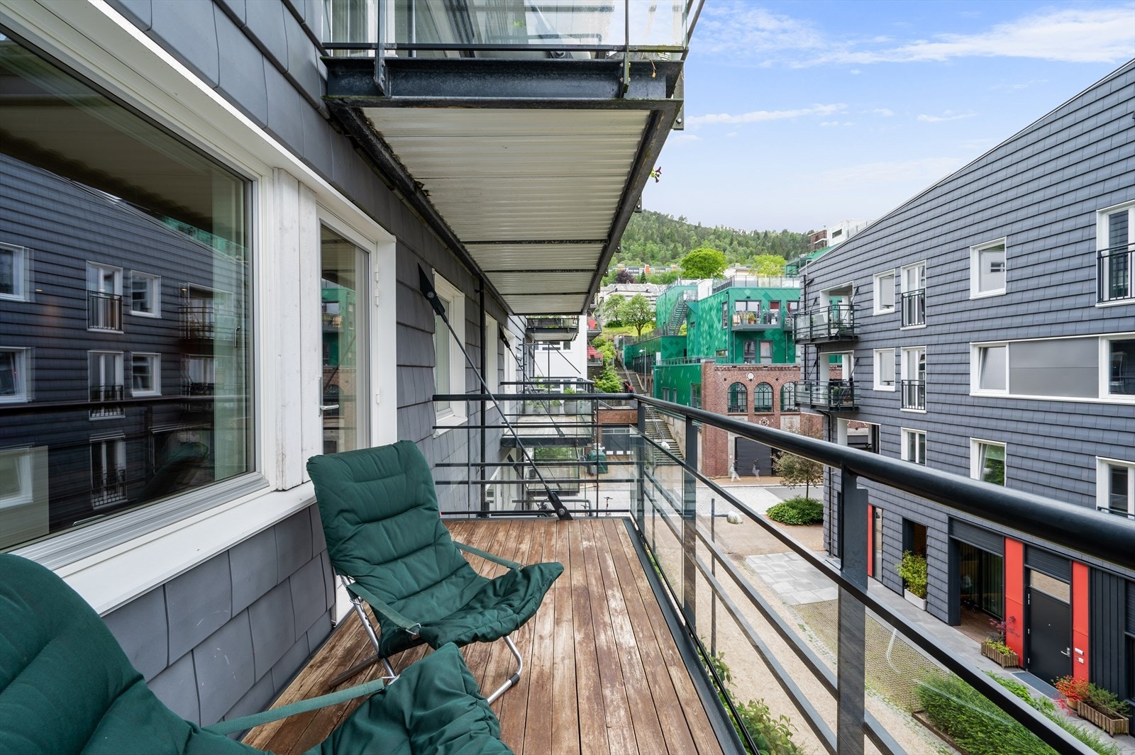 Det er god plass til ønsket utemøblement, samt grill. Galleribilde