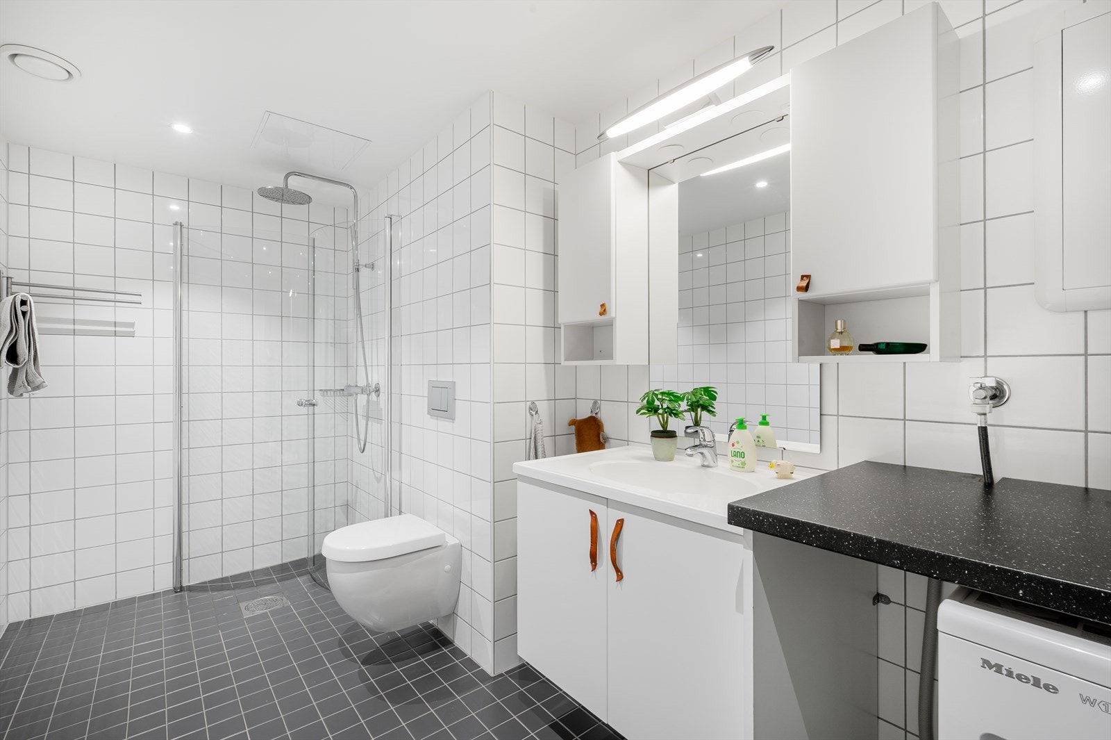 Badet ble i 2020 oppgradert med ny dusgarnityr og nytt blandebatteri. Galleribilde