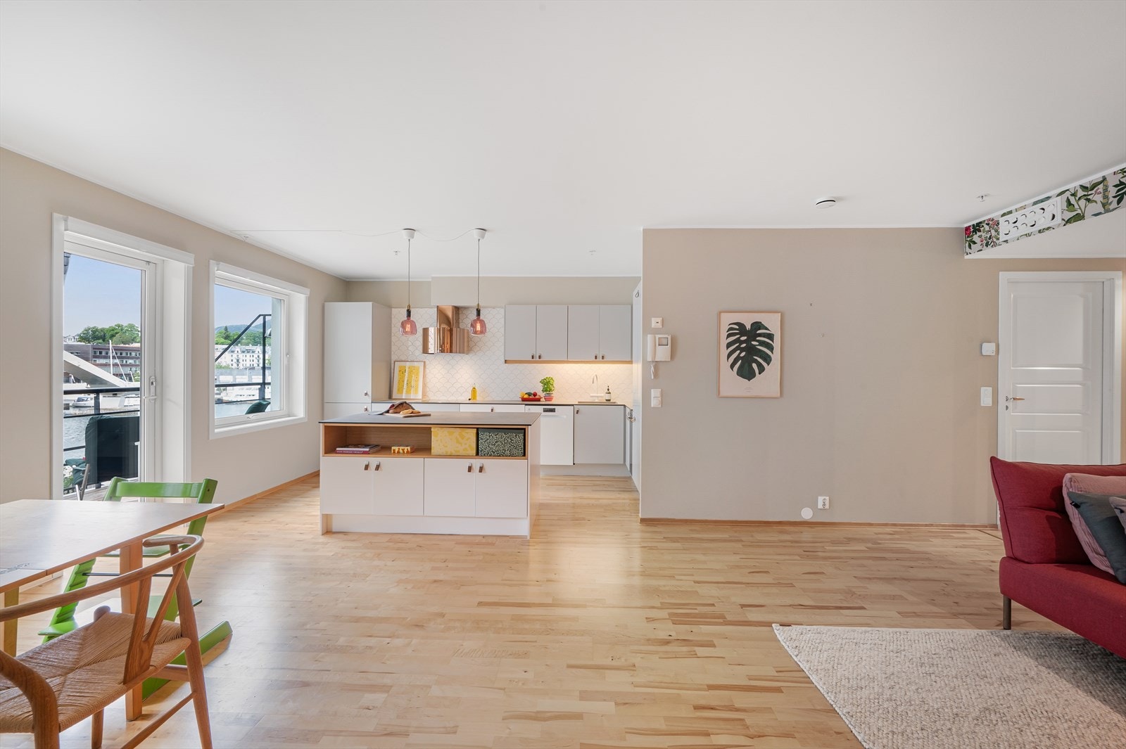 Fra stuen er det utgang til en herlig nordvestvendt terrasse! Galleribilde