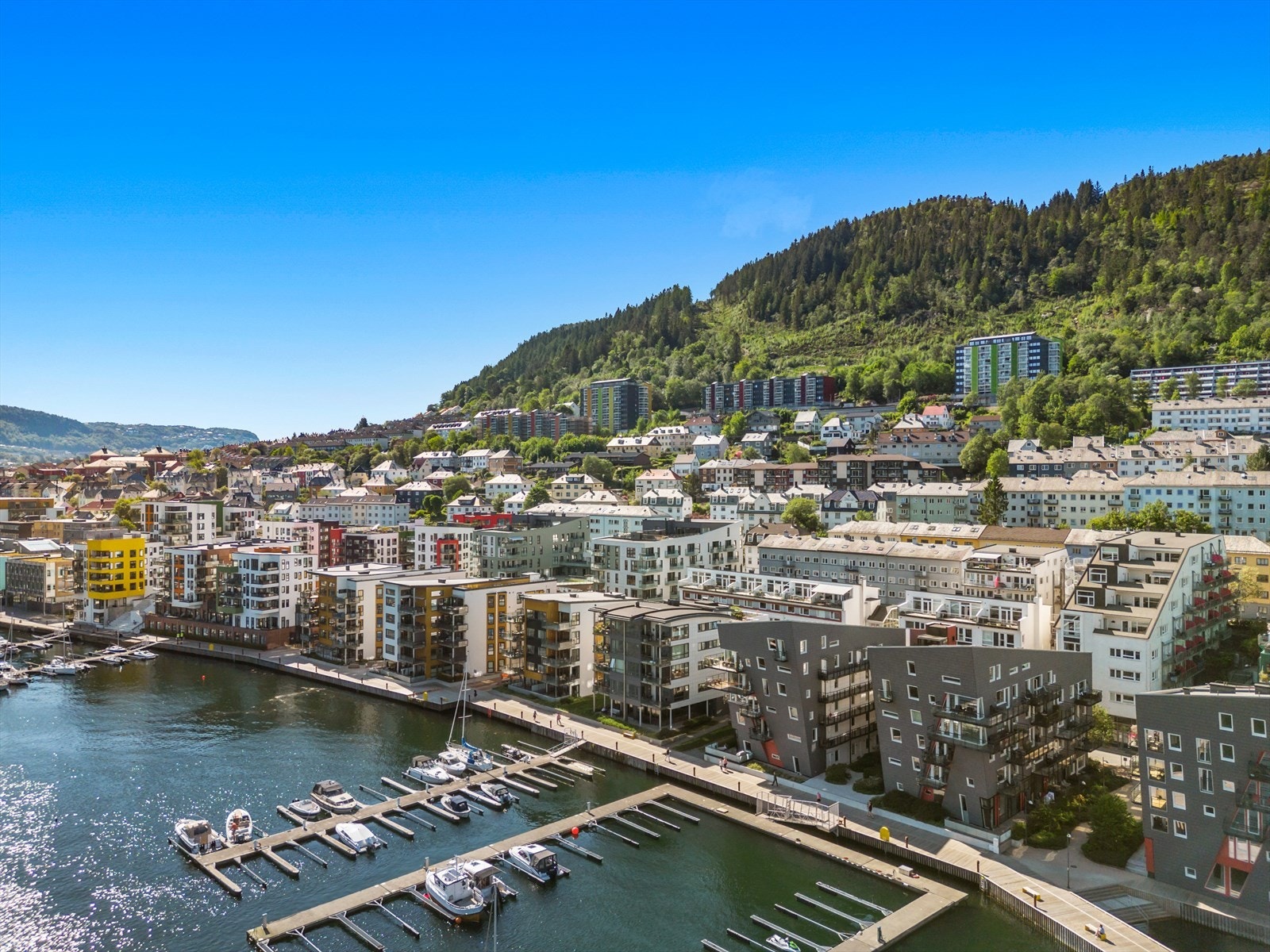 Området er pent opparbeidet med flotte kaipromenader, allmenninger, småbåthavn og kajakk-slipp. Galleribilde