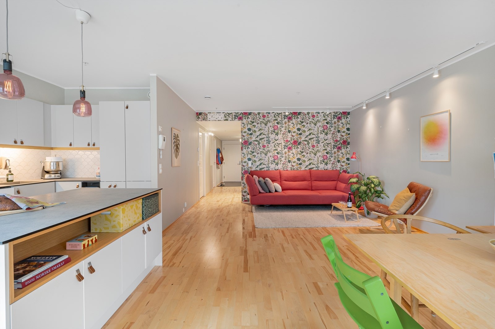 Fra gangen ledes man inn i leilighetens oppholdsrom - en åpen stue/kjøkken løsning på hele 36,3 m². Galleribilde
