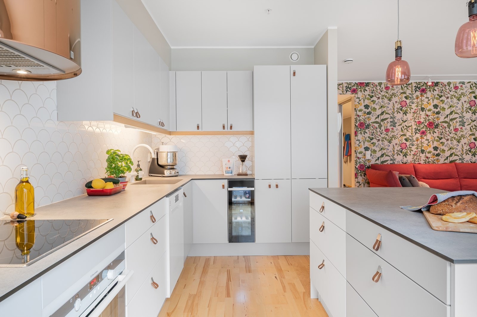 Kjøkkeninnredningen er fra Designa med laminert benkeplate og slette fronter. Galleribilde