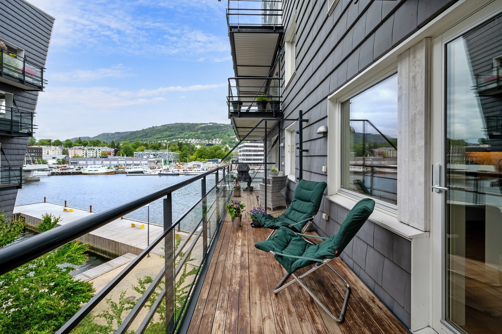 Terrassen er av god størrelse og måler ca. 7,7 m². Galleribilde