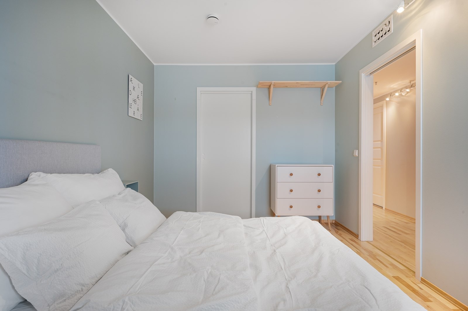 Leilighetens hovedsoverom er av god størrelse og måler 10,8 m². Galleribilde