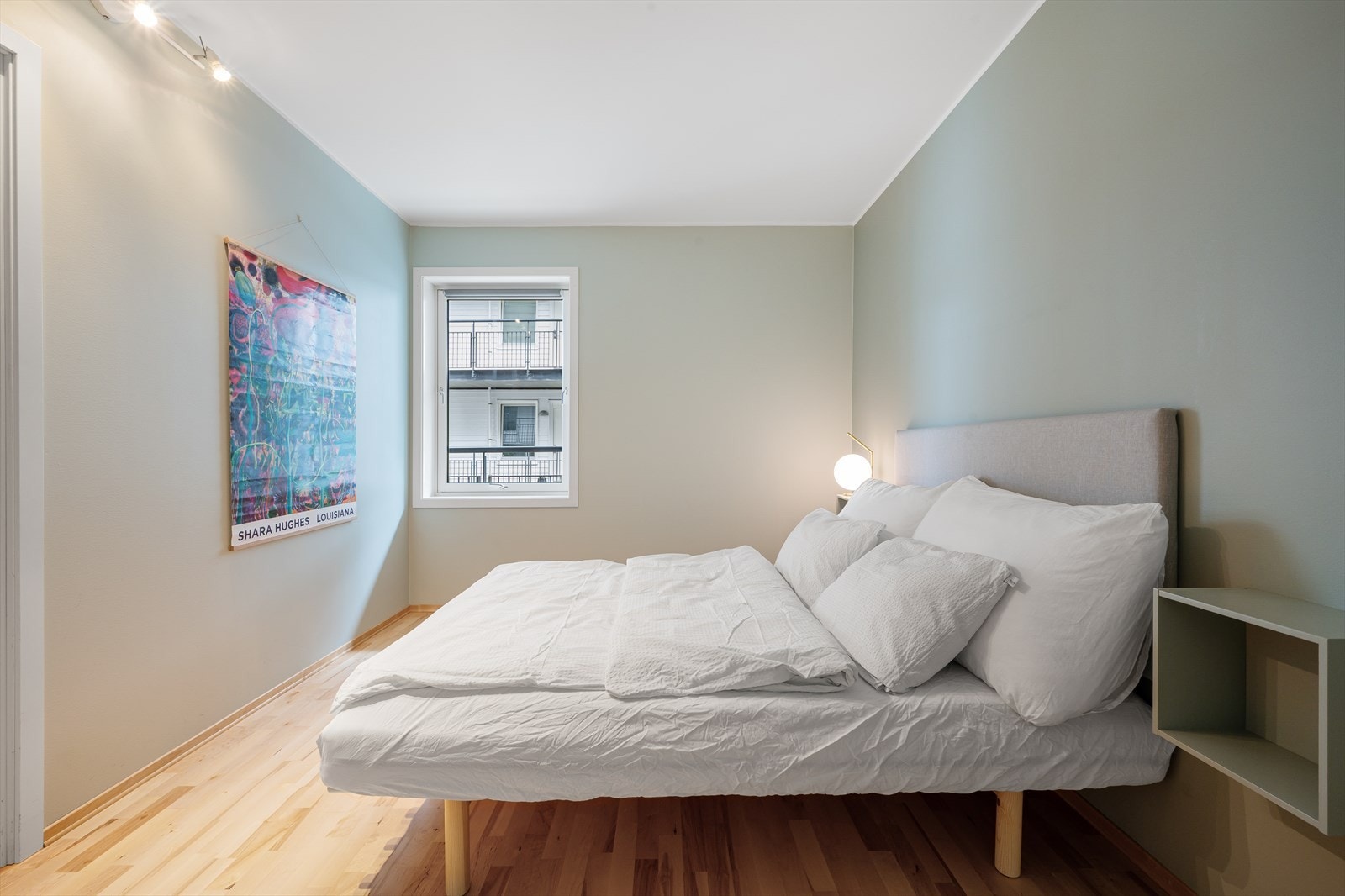 Det er god plass til både dobbeltseng og tilhørende soveromsmøblement. Galleribilde