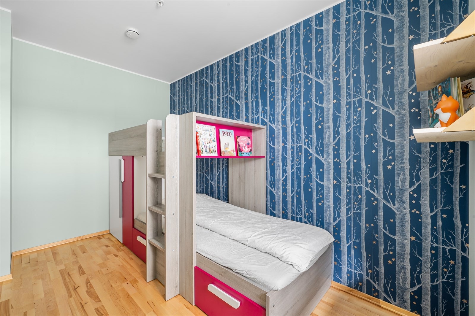 Rommet passer ypperlig som barnerom, gjesterom eller kontor. Galleribilde