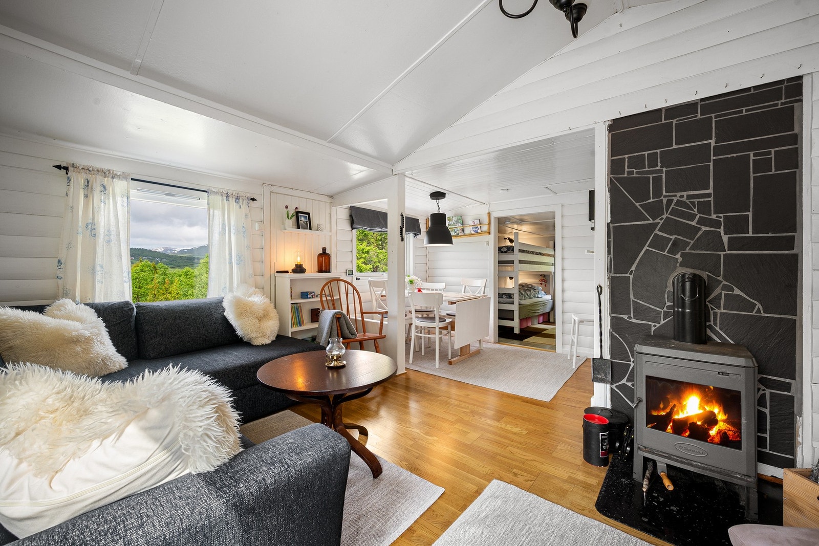 Lyse overflater og store vindusflater Galleribilde