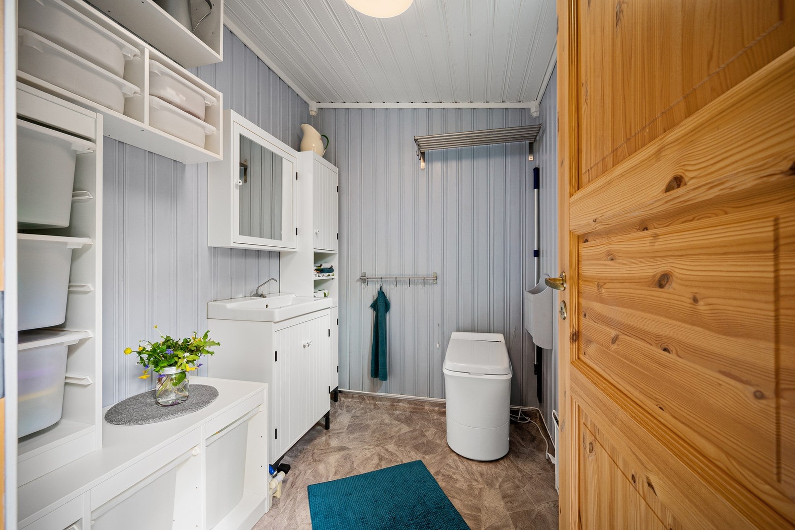 Vinylbelegg på gulv, og malt trepanel på vegger og i tak Galleribilde