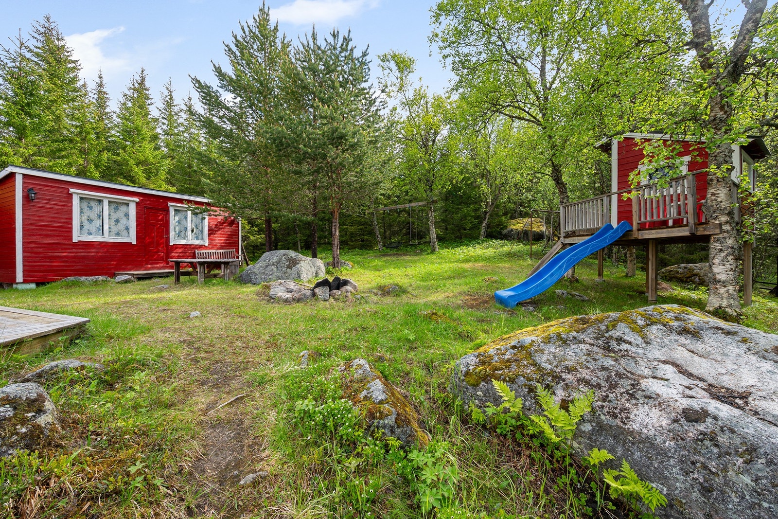 Naturtomt med uthus, huskestativ og dukkehus/trehytte Galleribilde