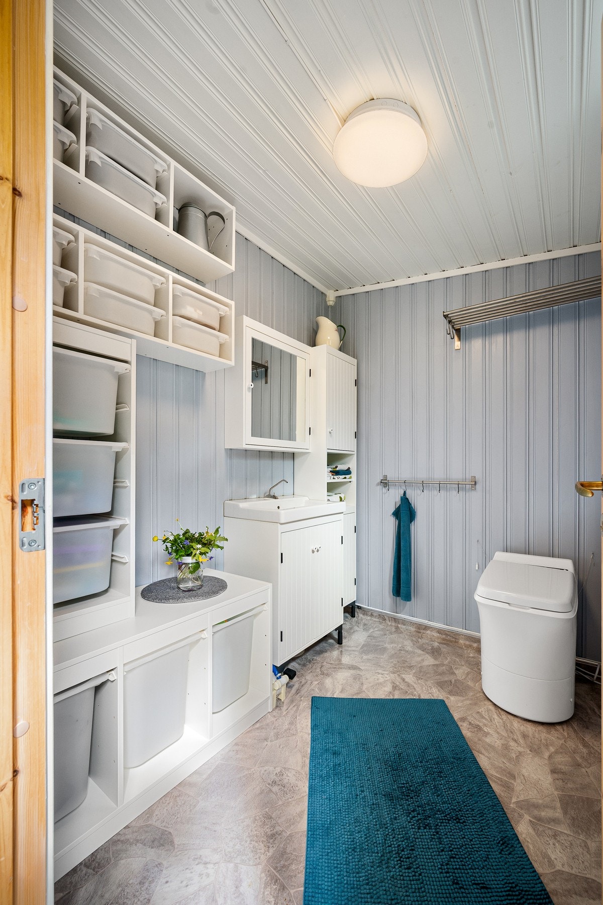 Toalettrom med Cinderella forbrenningstoalett Galleribilde