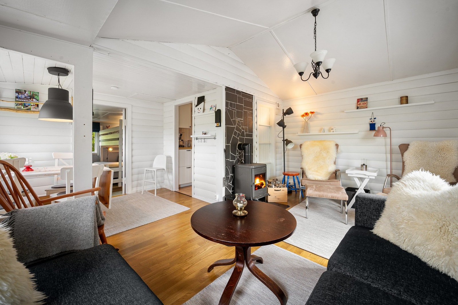 Romslig stue med god takhøyde Galleribilde