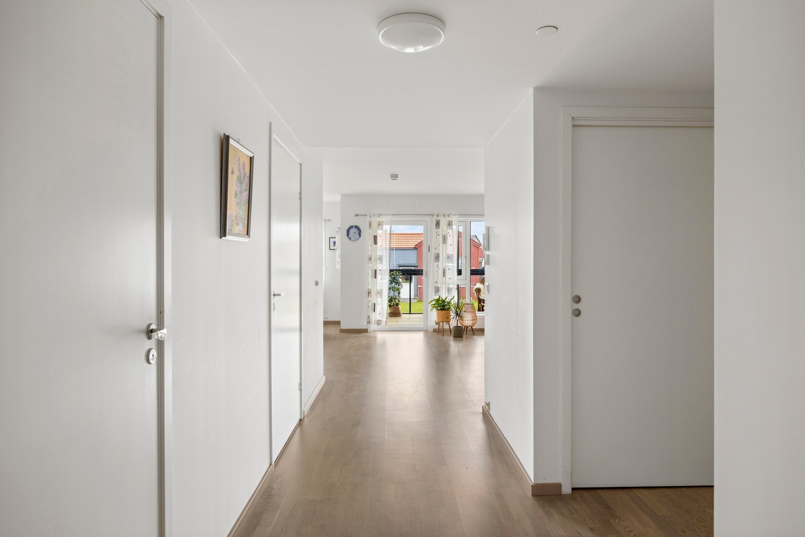 Gang - ca 9,5 kvm. Dør inn til to soverom, bad/vaskerom, bod, WC og entré Galleribilde