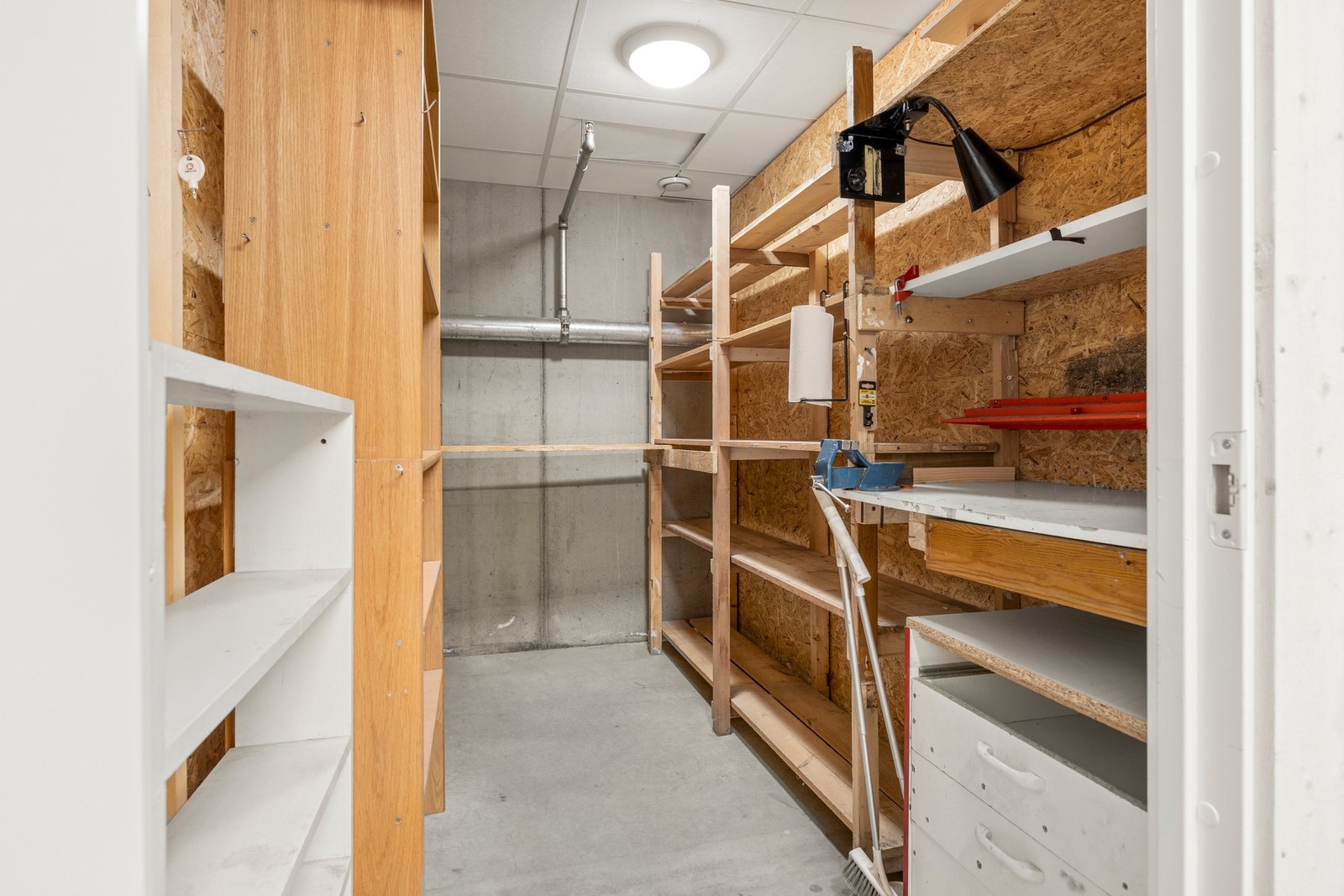 Det er også en bod med oppbevaringsplass i kjeller Galleribilde