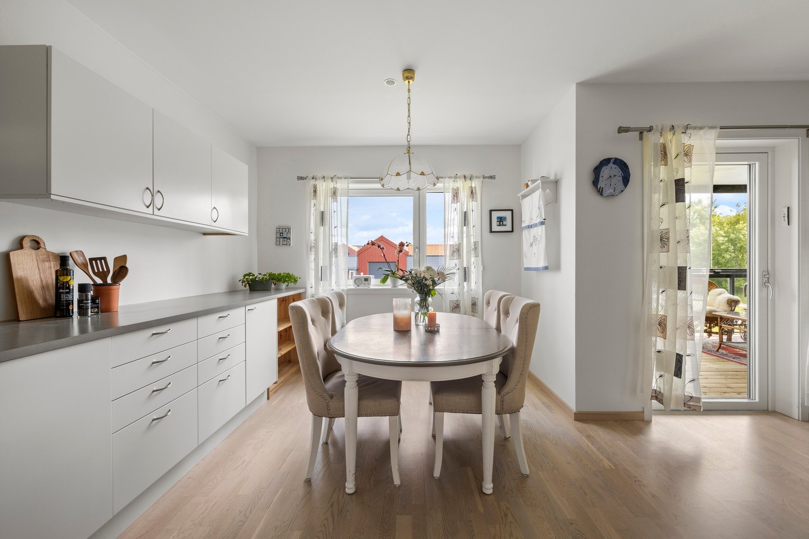 Det er god plass til å spisebord på kjøkkenet. Galleribilde