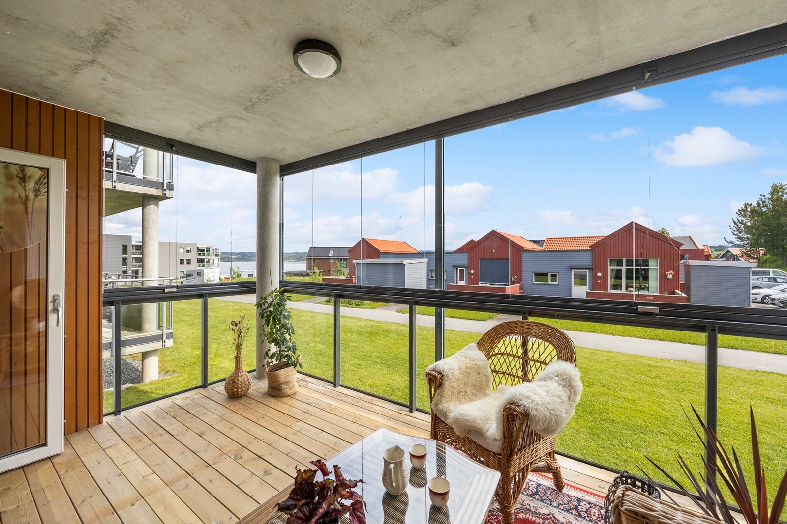 Hyggelig uteareal som er en god forlengelse av stuen i sommeråret! Galleribilde