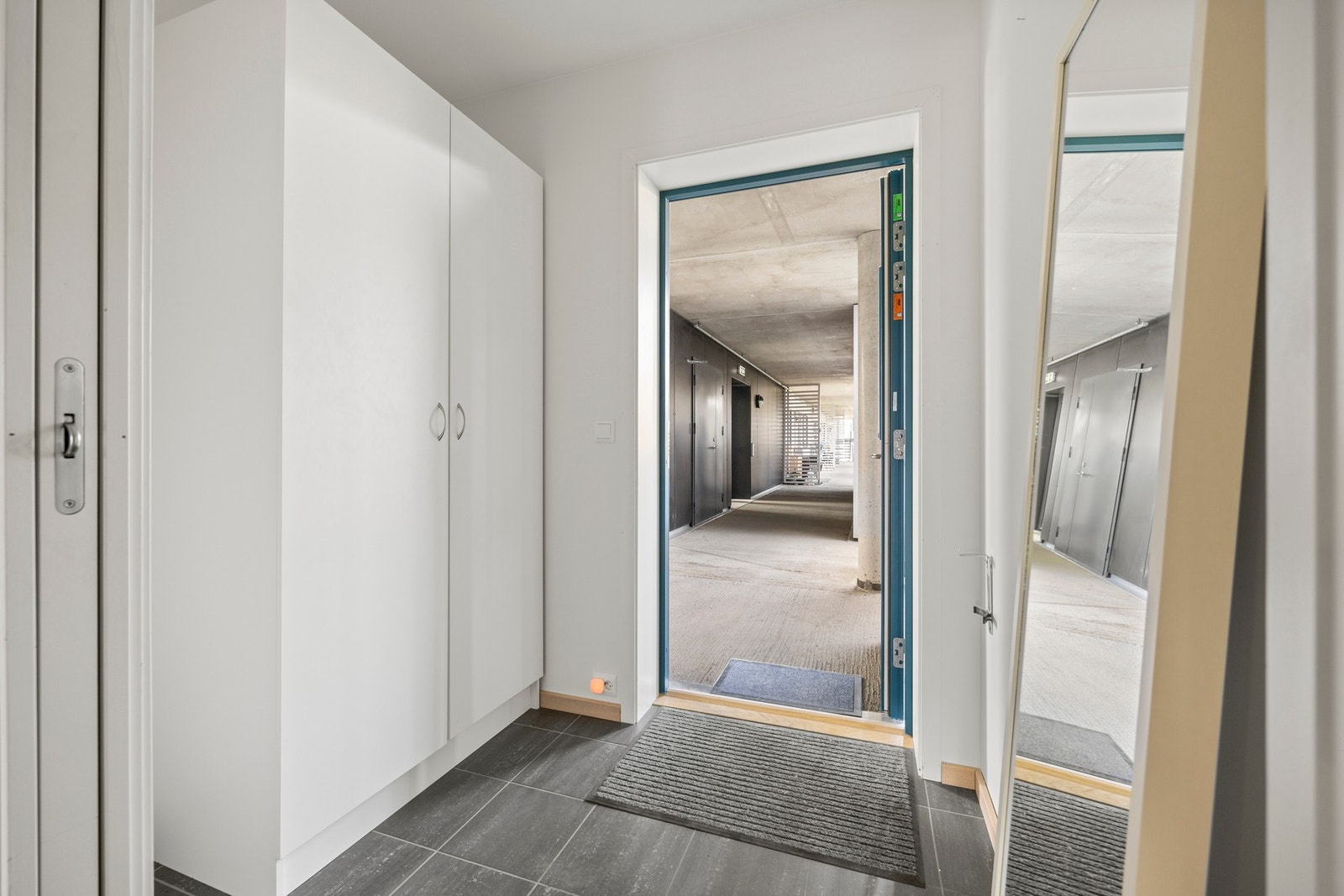 Entré - ca 3 kvm. God plass til praktisk garderobeskap! Galleribilde