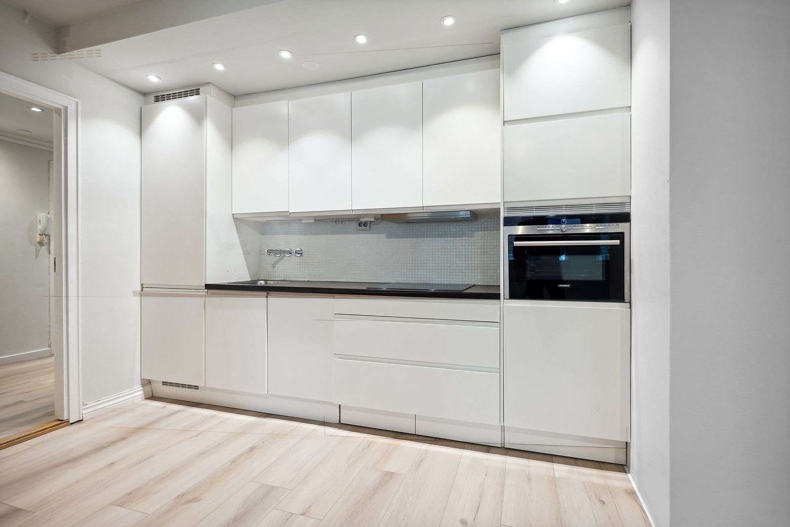 Kjøkken leies ut med integrerte hvitevarer. Galleribilde