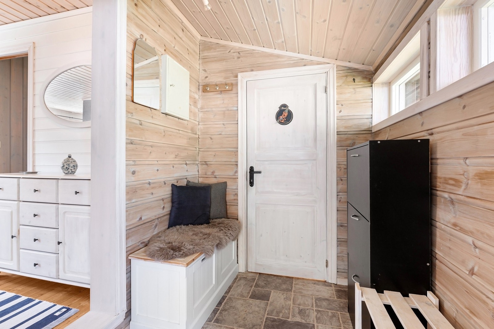 Hytta innehar vindfang, gang, bad, to soverom, stue, spisestue og kjøkken. Galleribilde