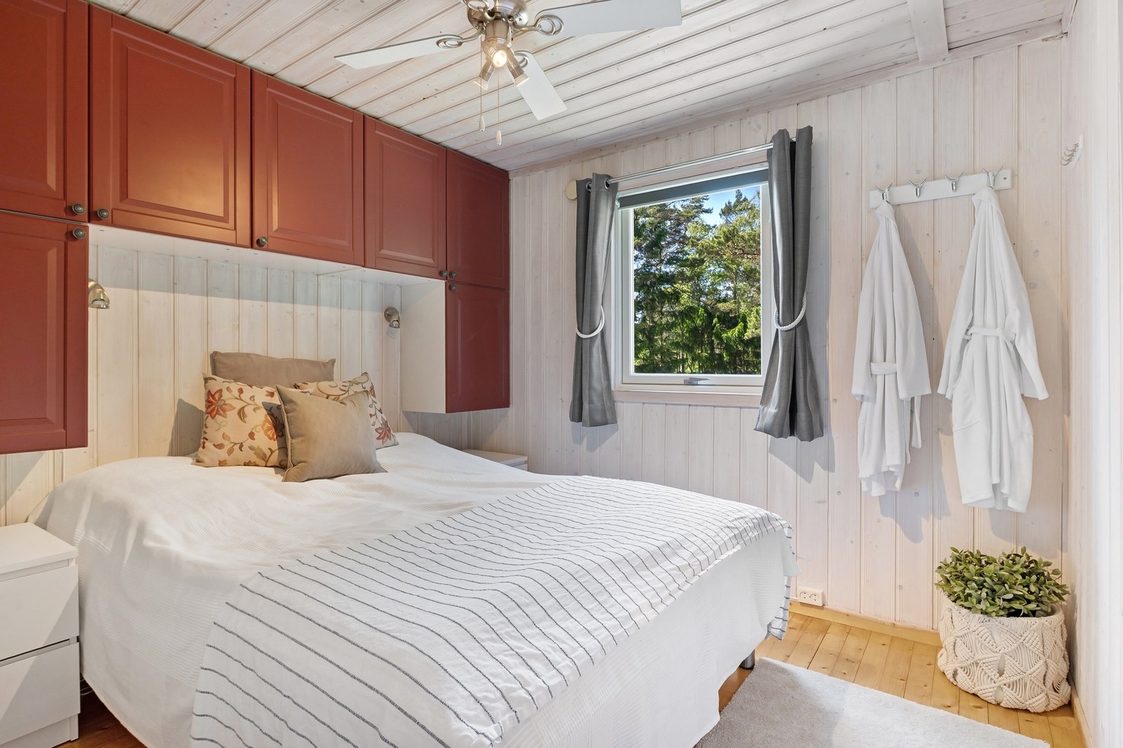 I dag er det fem sengeplasser inne på hytta og to sengeplasser i uthuset. Galleribilde