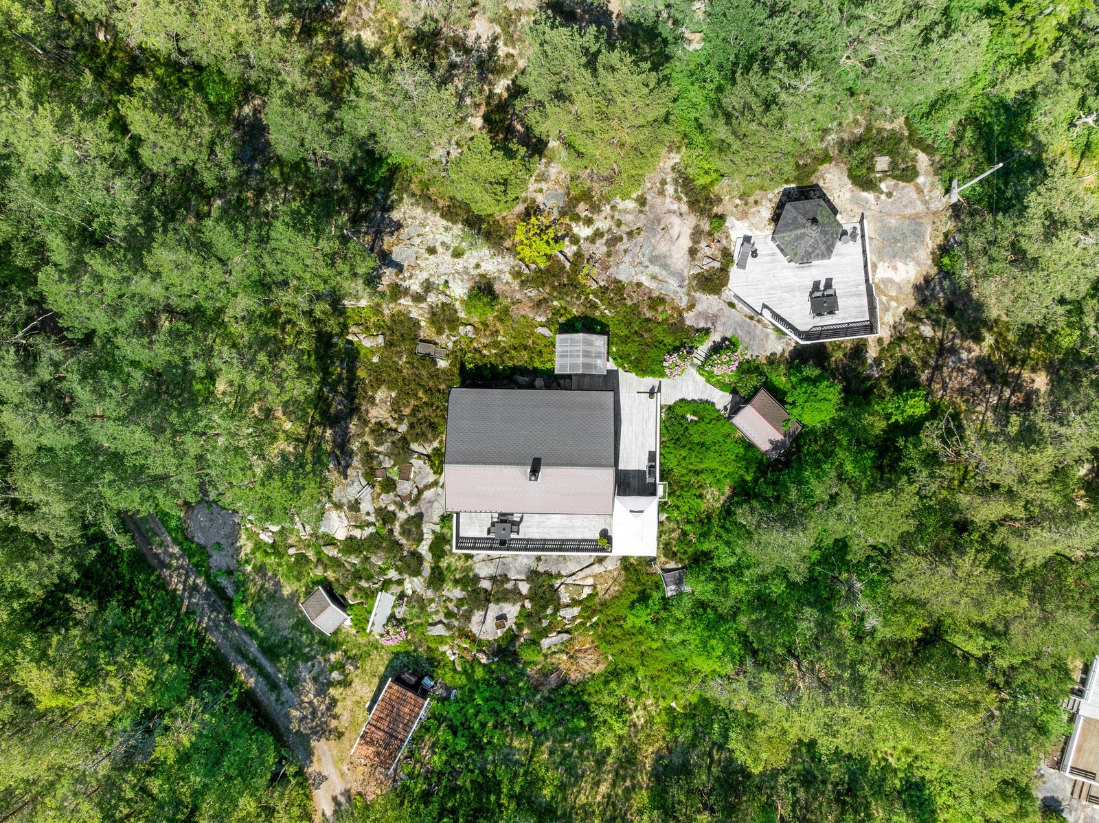 Det er flere biloppstillingsplasser på egen tomt. Galleribilde