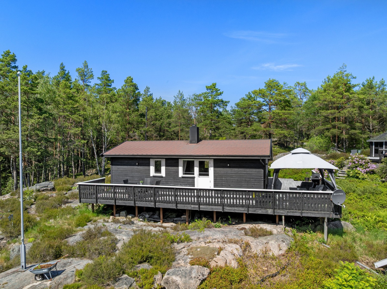 Ny kledning, nye vinduer og etterisolering ble utført i 2013/2014. Galleribilde