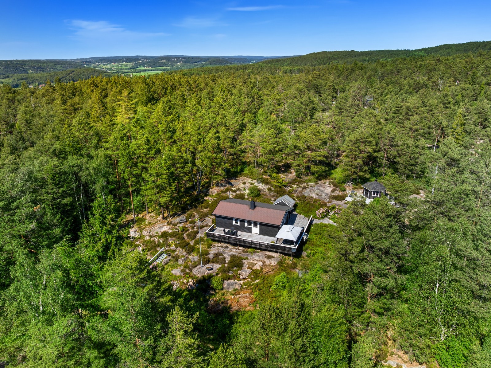 Hytta har en idyllisk beliggenhet ved Sannerød på østsiden av Iddefjorden i Halden kommune. Galleribilde