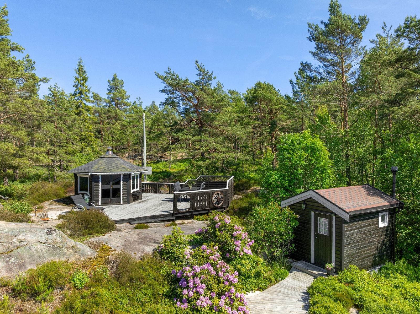 Eiendommen har en stor selveiet tomt på 2.138,5 kvm. Galleribilde