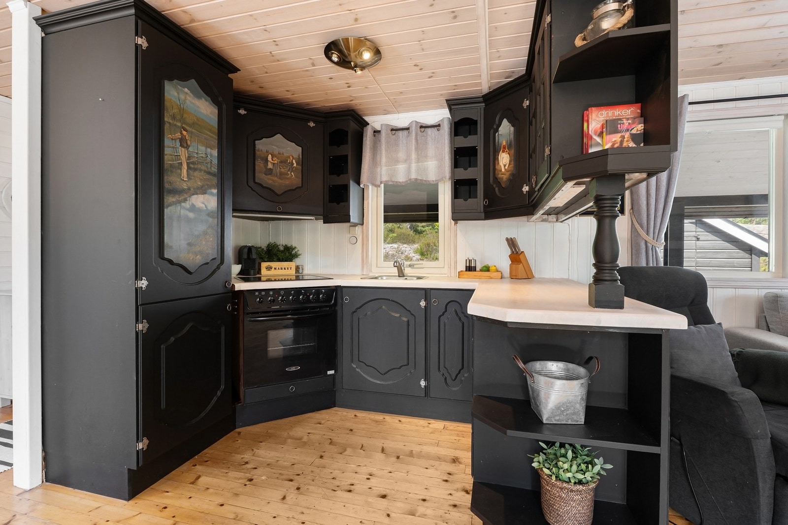 Kjøkkeninnredningen er i heltre. Integrert koketopp, stekeovn og kjøleskap. Galleribilde