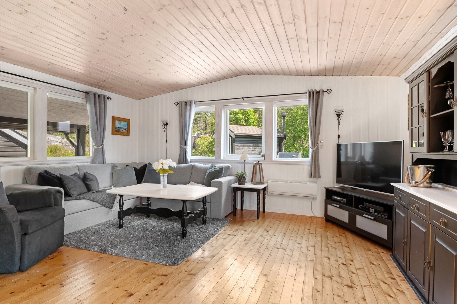 Det ble innlagt strøm i 2013. Det er oppvarming via varmepumpe, vedovn og strøm. Galleribilde