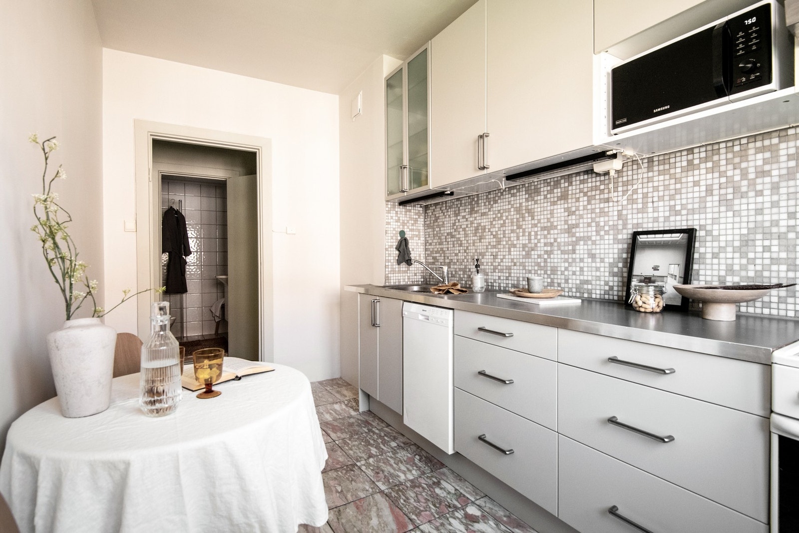 Kjøkkeninnredningen er opprinnelig fra 2008, men ble overflatemalt i 2025. Galleribilde