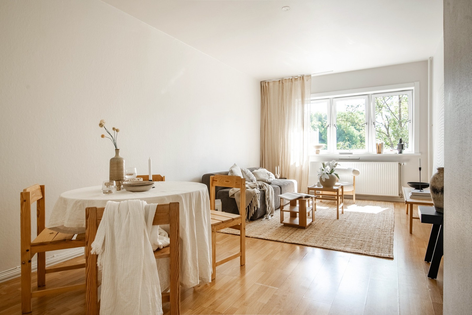 Her har man god størrelse og gir fleksible møbleringsmuligheter med plass til sofagruppe, stuebord, TV-møblement og spisebord. Galleribilde