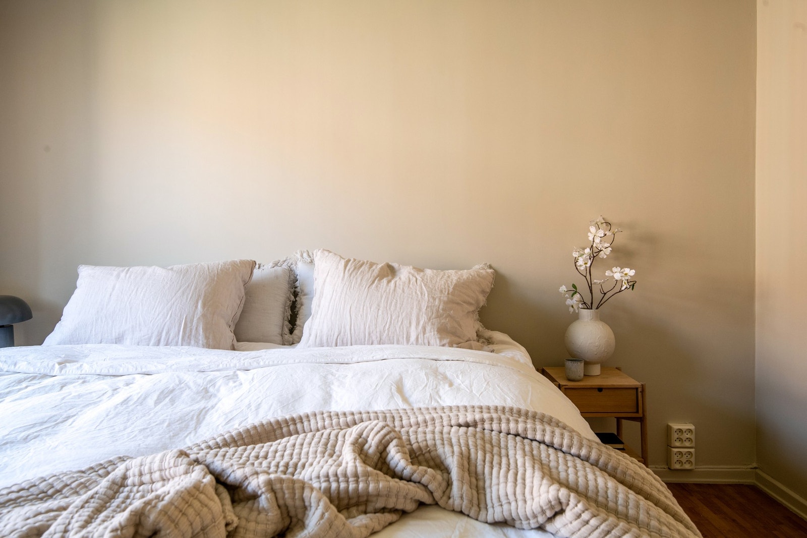 Soverommet er av god størrelse og har plass til dobbeltseng med nattbord på begge sider, samt garderobeskap. Galleribilde