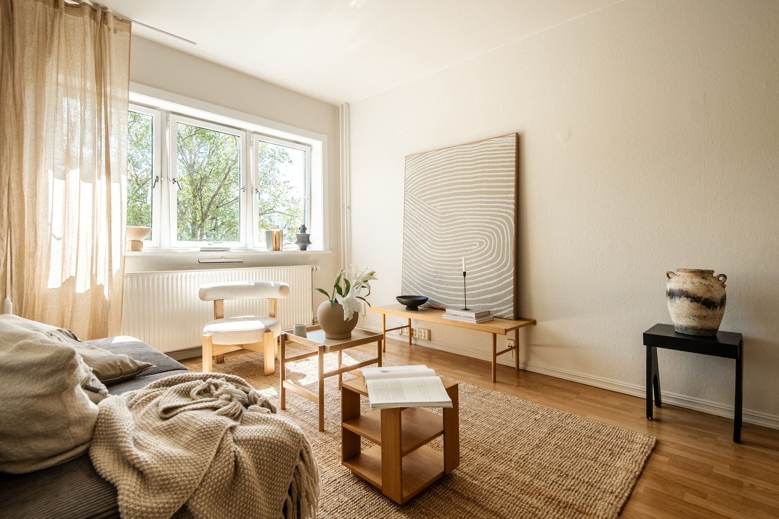 Stuen fremstår som lys og innbydende. Galleribilde