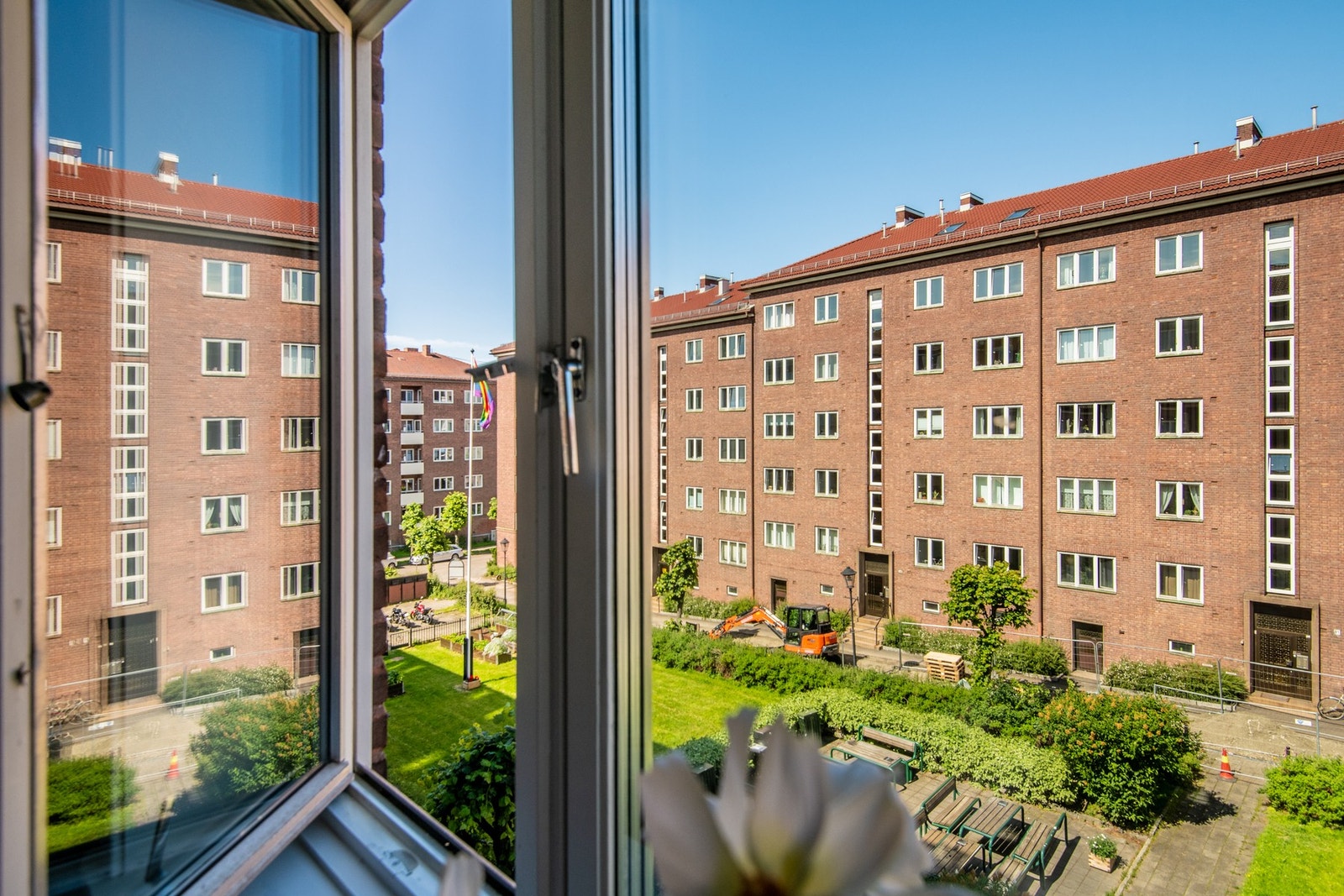 Vinduet gir et hyggelig utsyn over felles gårdsrom og godt med dagslys. Galleribilde