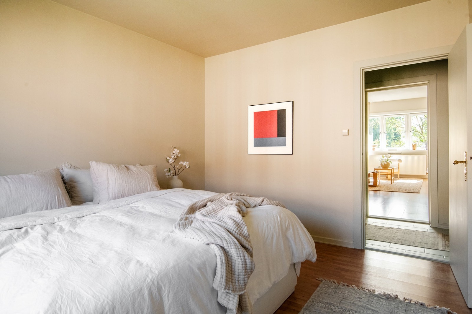 Et behagelig og funksjonelt rom som innbyr til ro og hvile. Galleribilde