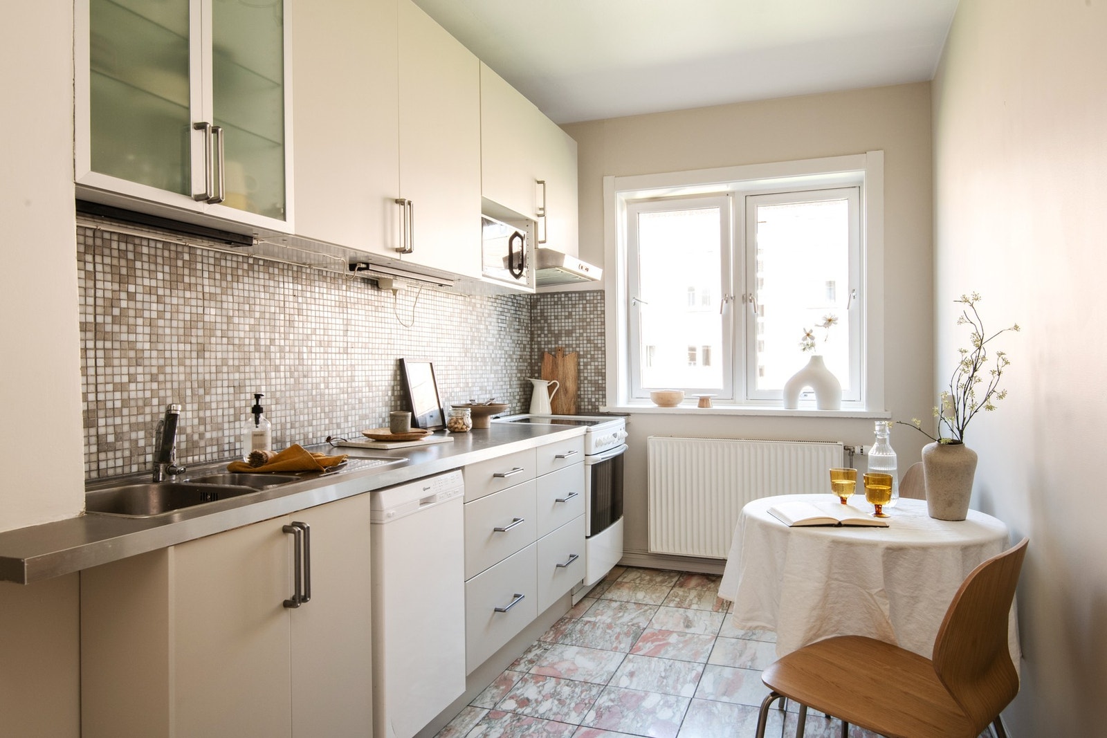 Kjøkkenet ligger i et eget rom og byr på gode arbeidsforhold med en funksjonell planløsning. Galleribilde