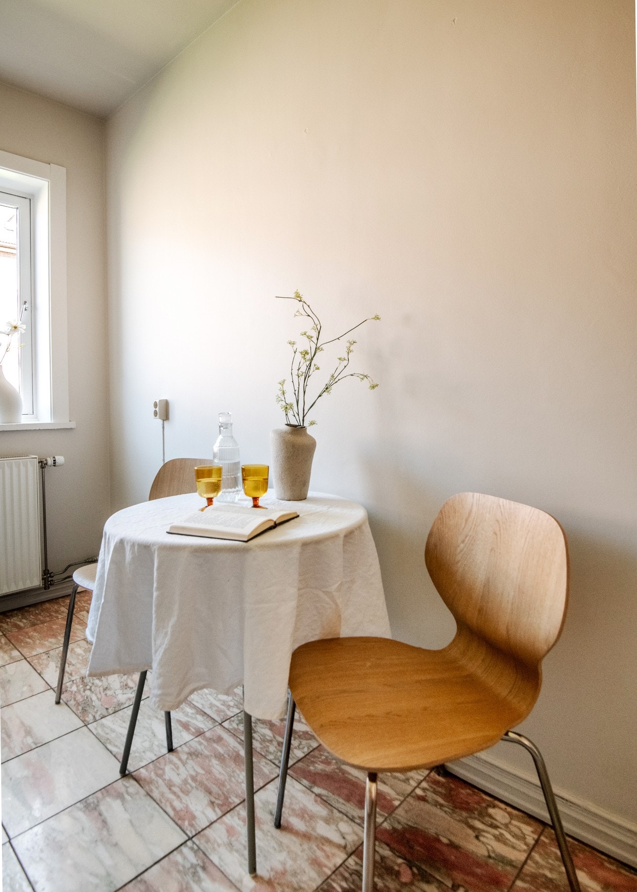 Ved vinduet har du plass til en egen spiseplass - perfekt for frokosten. Galleribilde