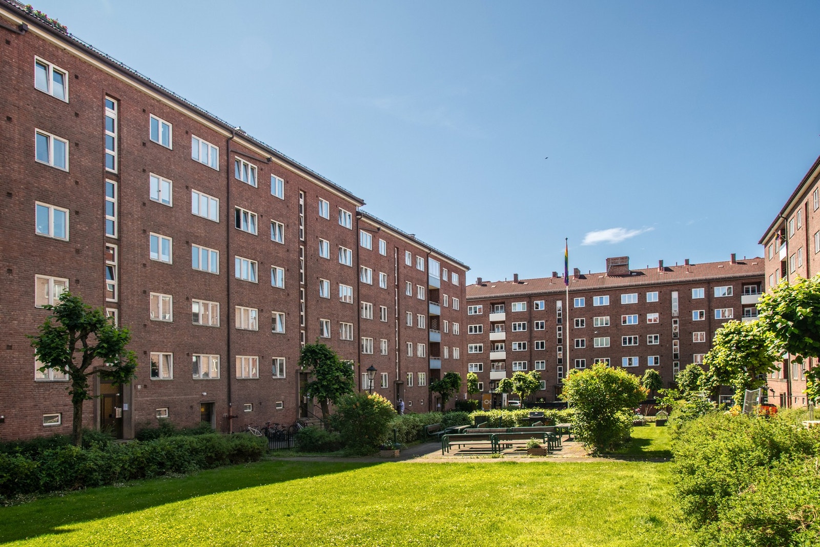 Dette er en gjennomgående 2-roms med lys, luft og utsyn til begge sider. Galleribilde