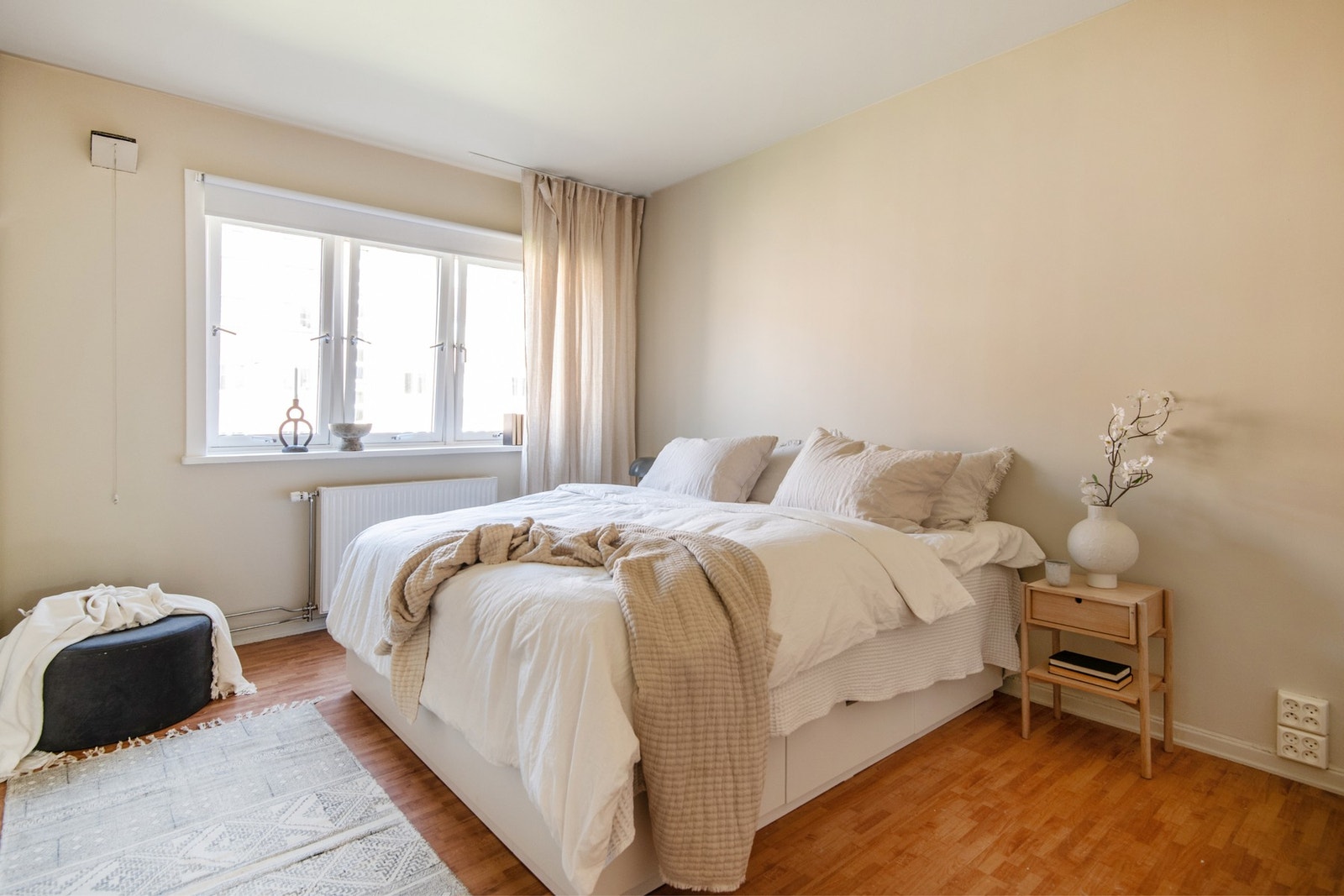 Et stort vindu på soverommet sørger for rikelig med naturlig lys og bidrar til en lys og luftig atmosfære. Galleribilde