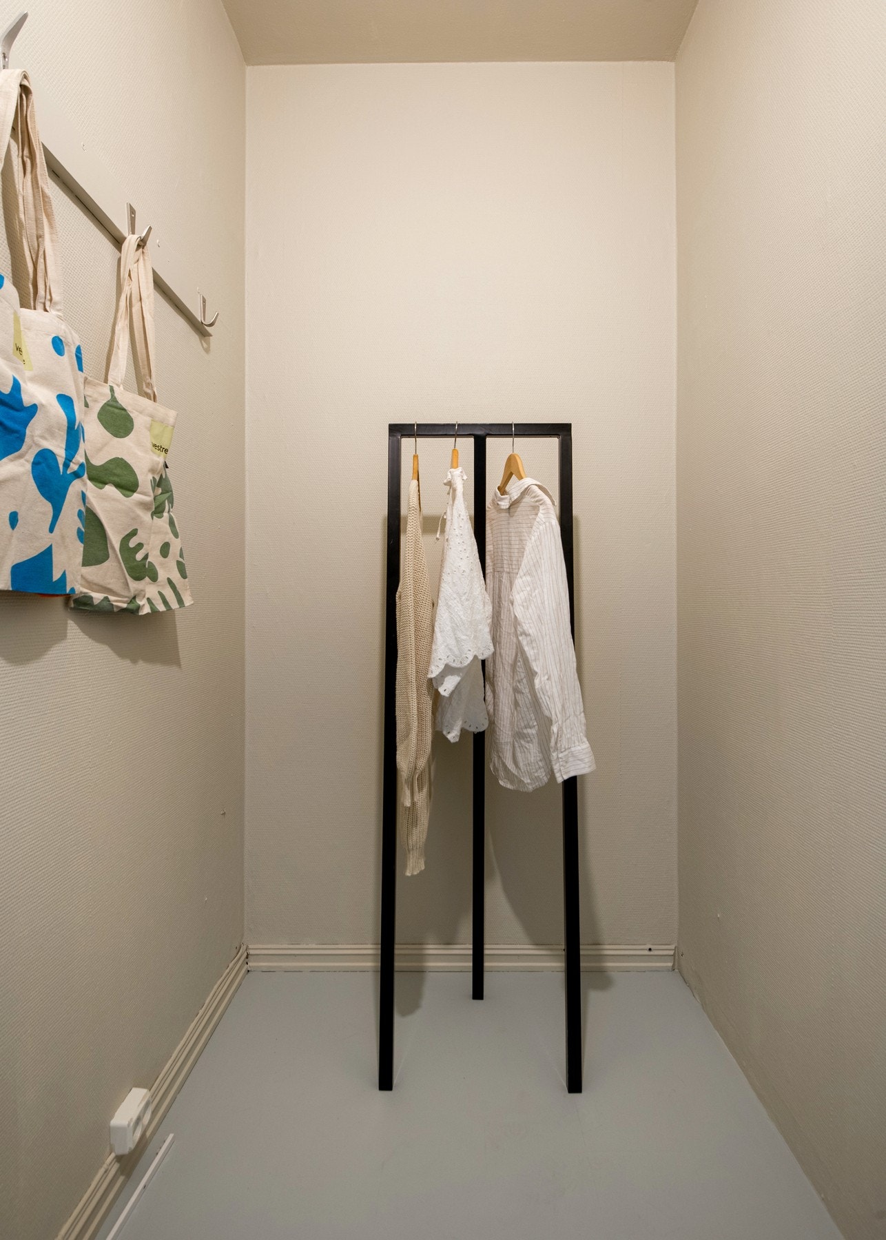 I tillegg til innvendig bod på rett i overkant av 2m², disponerer boligen bodareal på tilsammen ca. 6m². Galleribilde