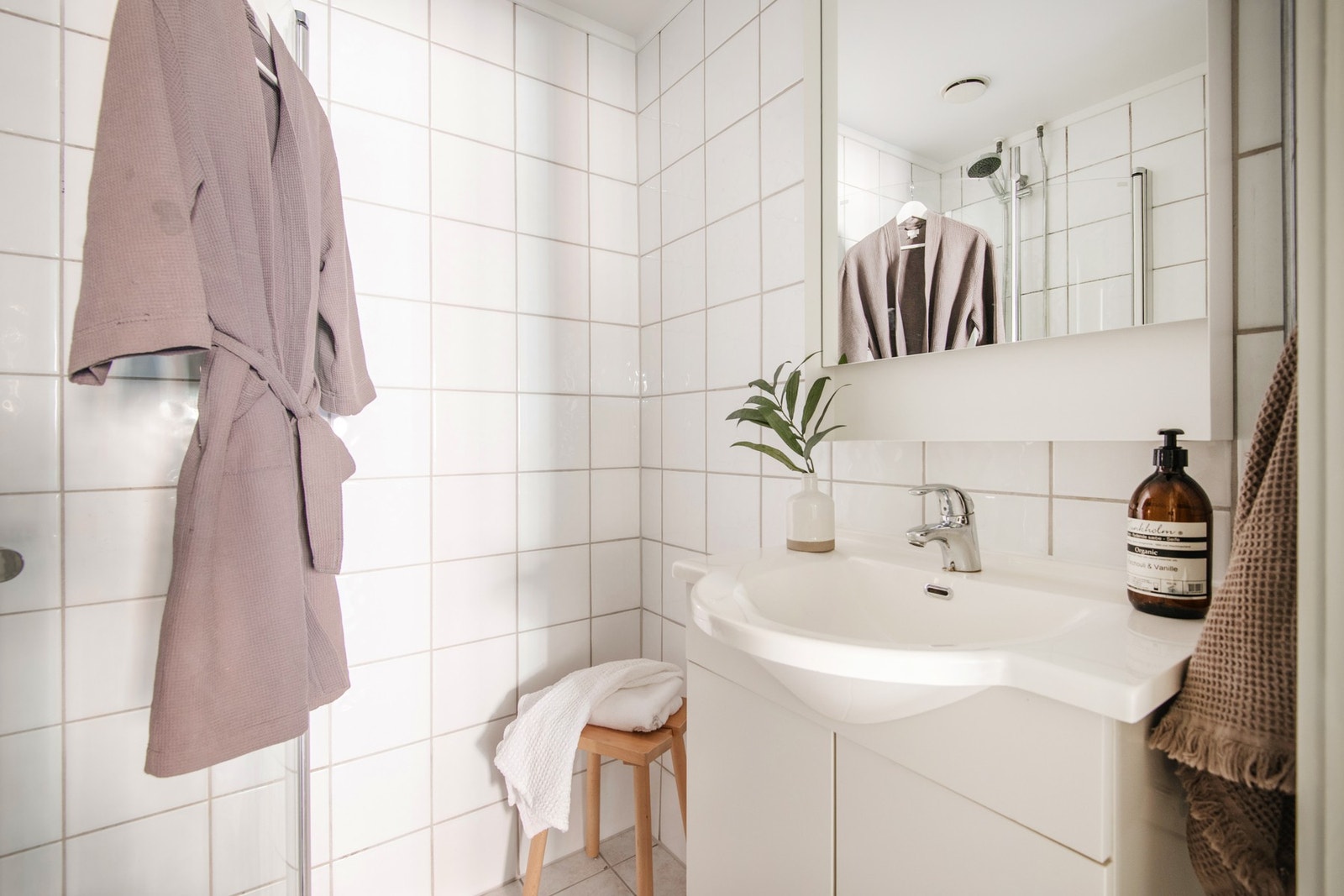 Baderom med flislagte overflater og behagelig komfort i form av elektriske varmekabler i gulvet. Galleribilde