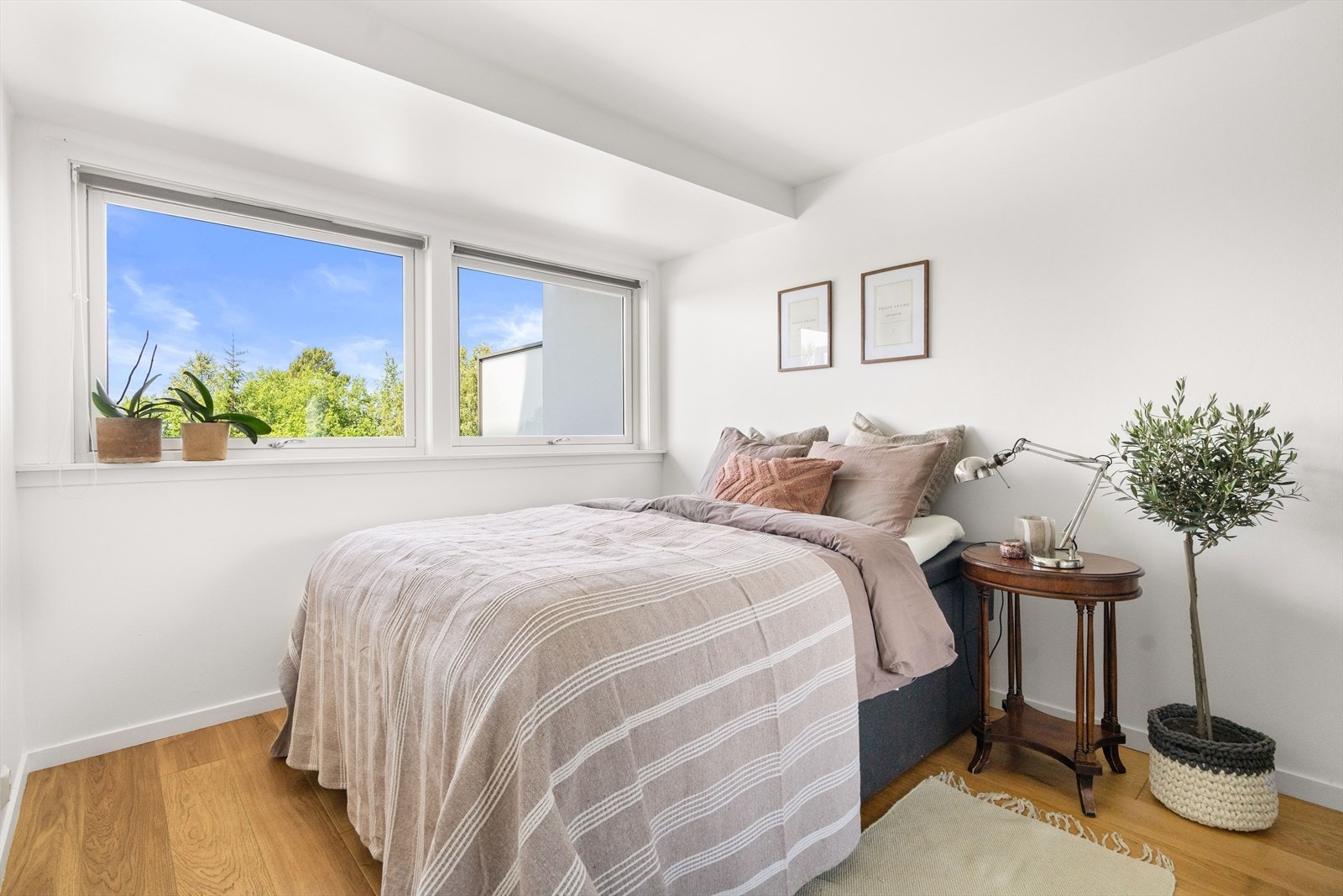 Soverom av god størrelse med plass til dobbeltseng og skyvedørsgarderobe Galleribilde