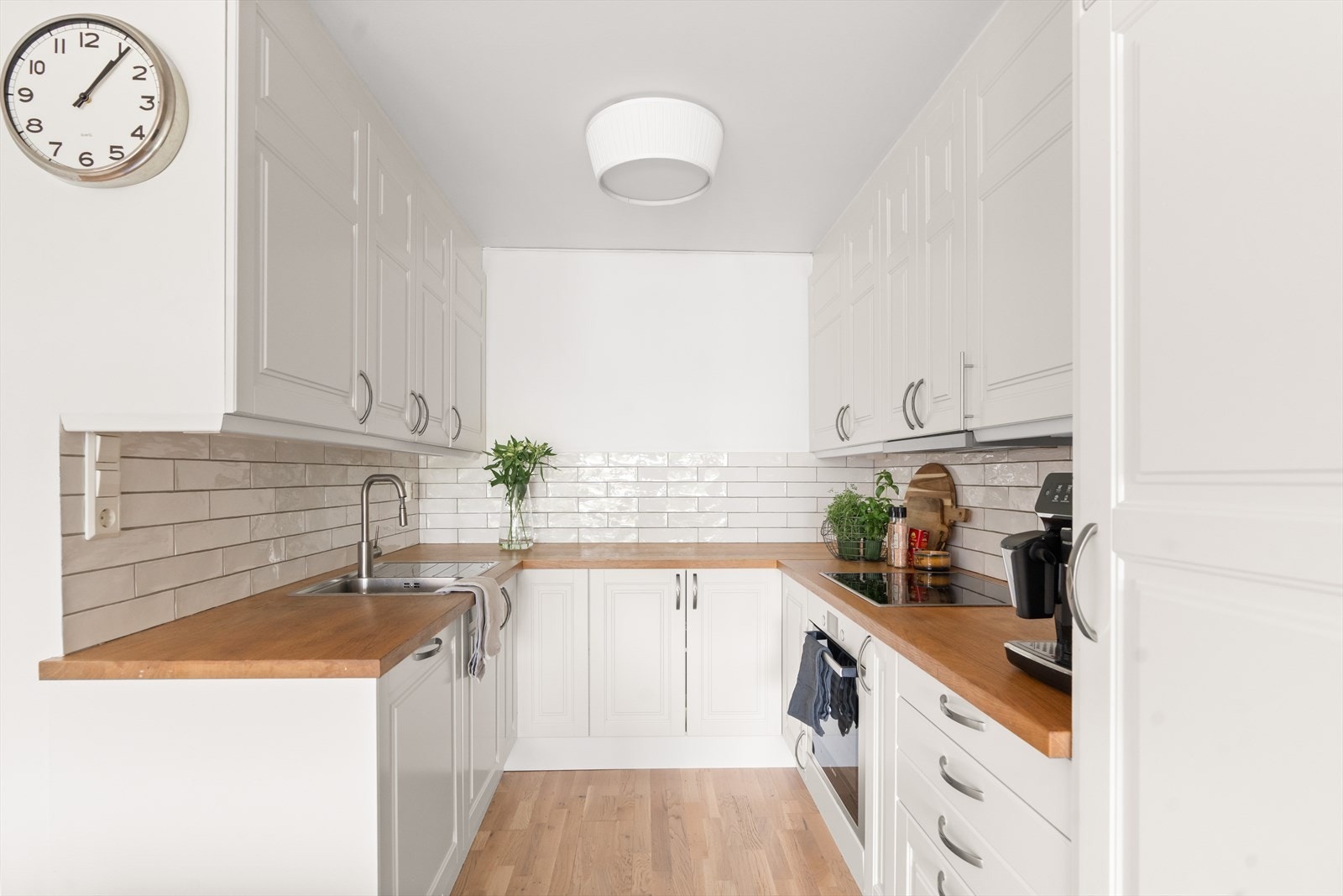 Stilrent og moderne kjøkken med god benke- og skapplass. Lyse fronter, fliser og benkeplate av tre Galleribilde