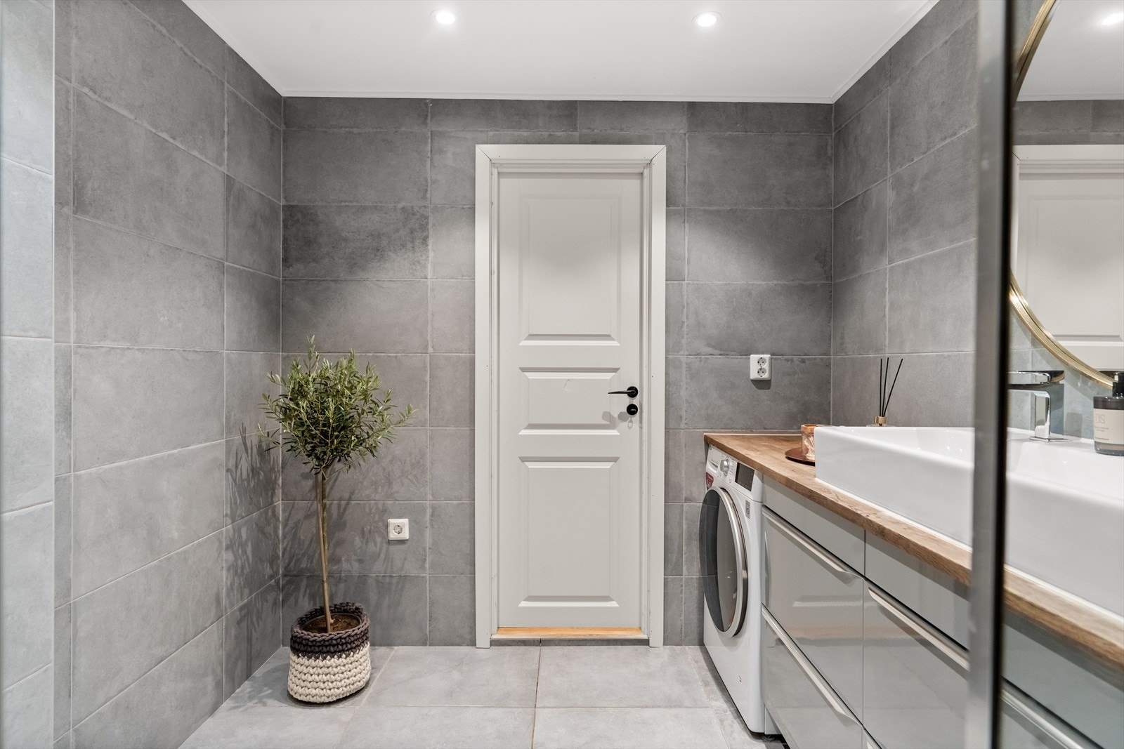 Set er opplegg for vaskemaskin og tørketrommel. Galleribilde