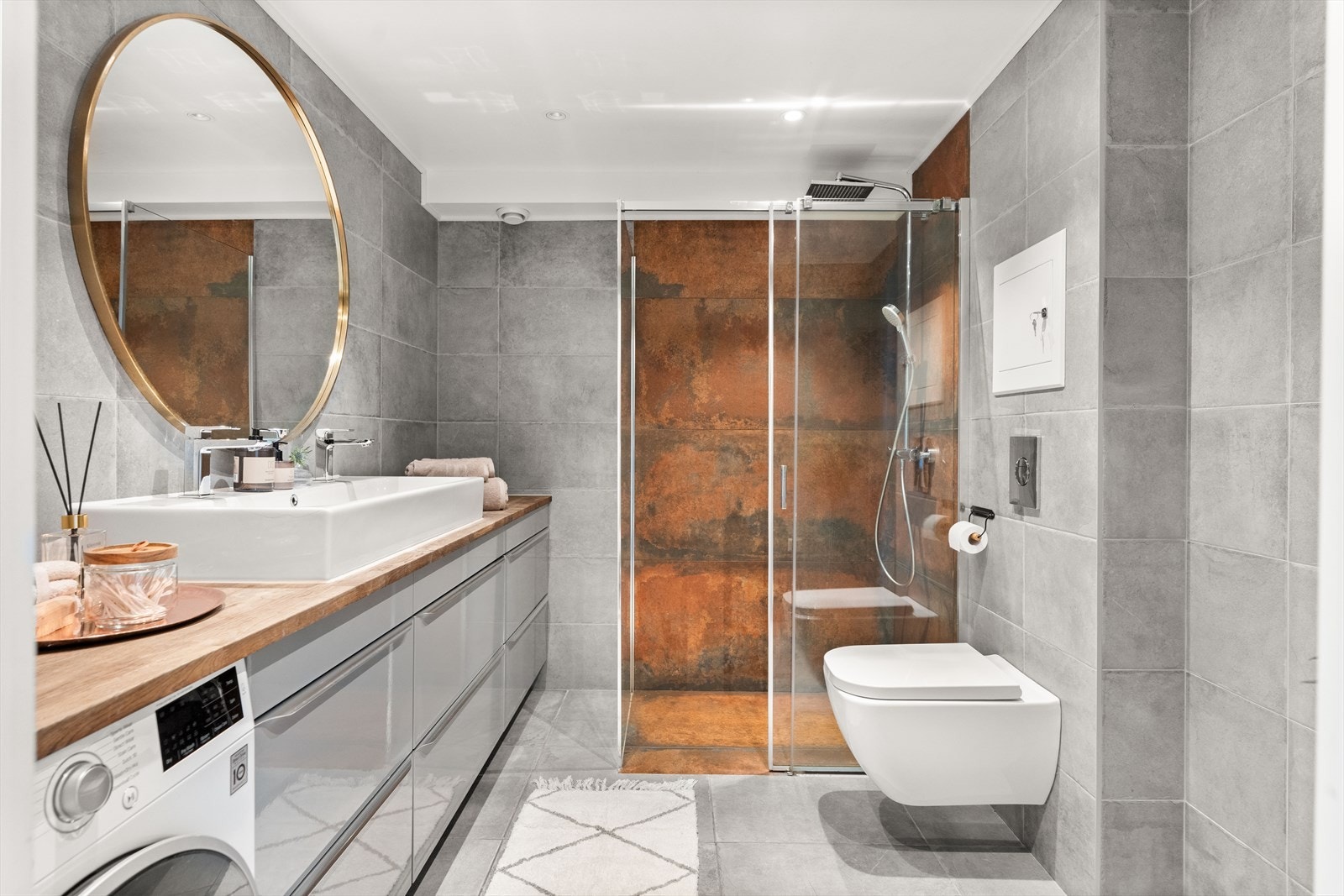 Stort bad fra 2018 med fliser, dusjhjørne, servant og toalett Galleribilde