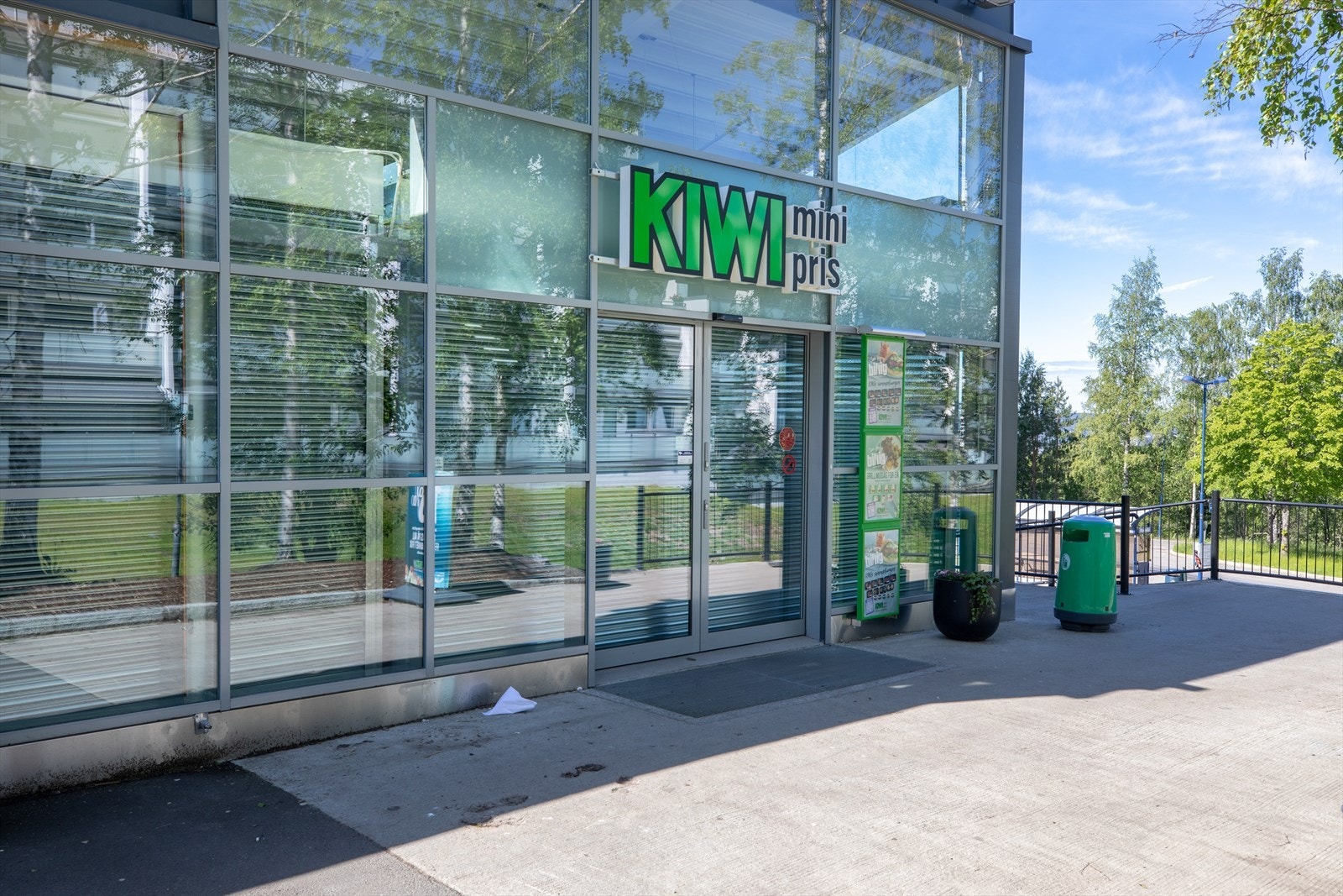 Dagligvarehandelen kan gjøres enkelt på Kiwi eller Coop Extra som ligger nedenfor bakken. Galleribilde