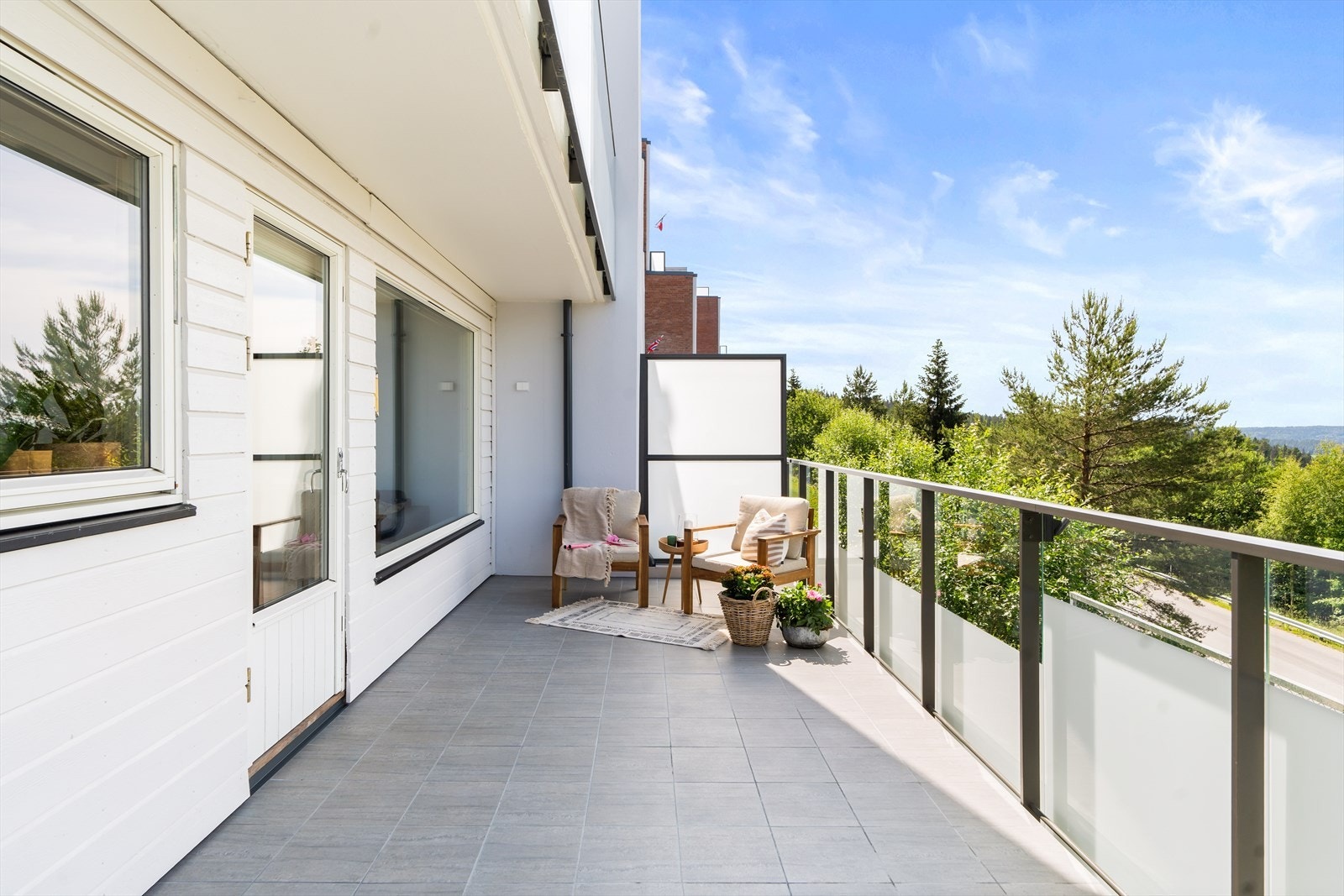 Det er kort vei ned til matbutikken fra leiligheten. Gangvei som gir enkel adkomst. Galleribilde