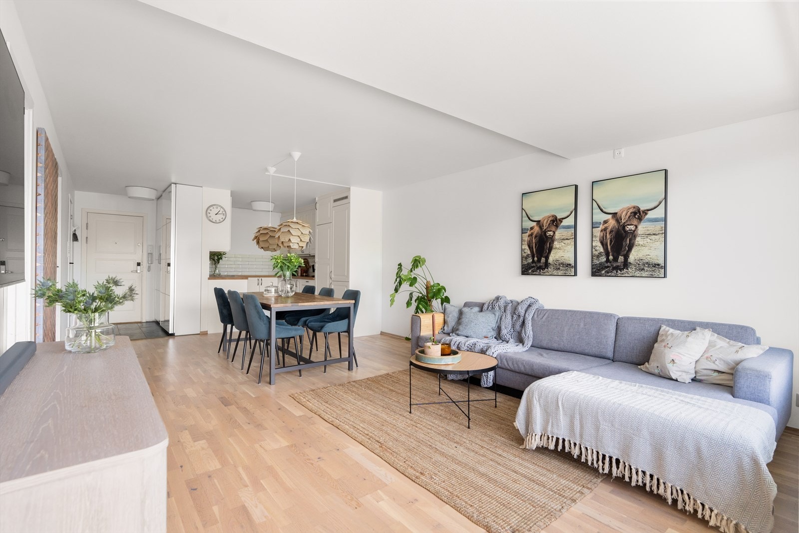 Romslig og lys stue med parkett. Store vinduer og utgang til solrik balkong sørger for godt med naturlig lys Galleribilde