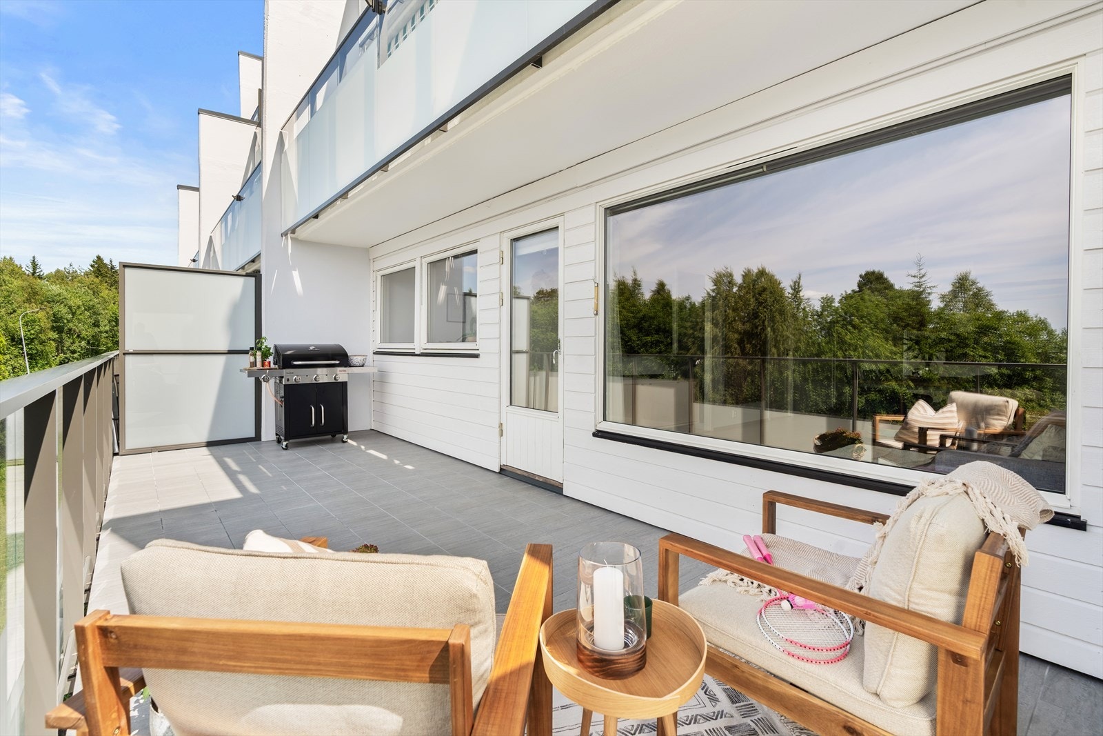 God plass til grill og andre møbler. Det er fliser på balkong som er enkelt å holde rent. Galleribilde